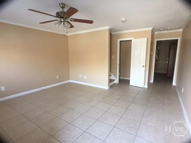 3 bed, 2.5 bath, 1325 sqft, $1,900 — Photo 3