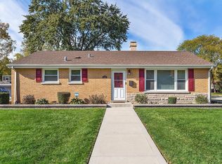 300 Rush St, Roselle, IL 60172