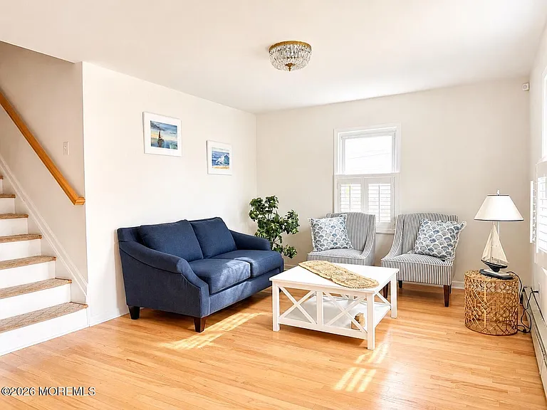 561 Monmouth Ave — Photo 4