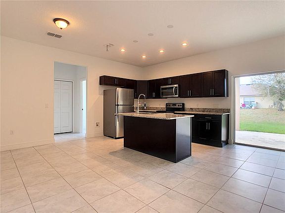 4th image of 527 Peace Dr