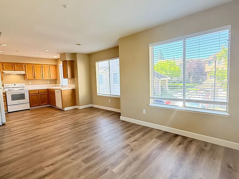 401 Skylark Ct — Photo 25