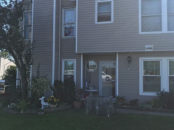 2nd image of 992 Jessica Ct