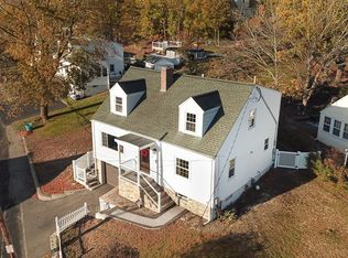 16 Lakeview Ter, Woburn, MA 01801