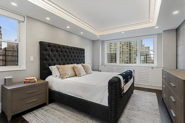 Sold by R New York | media 4