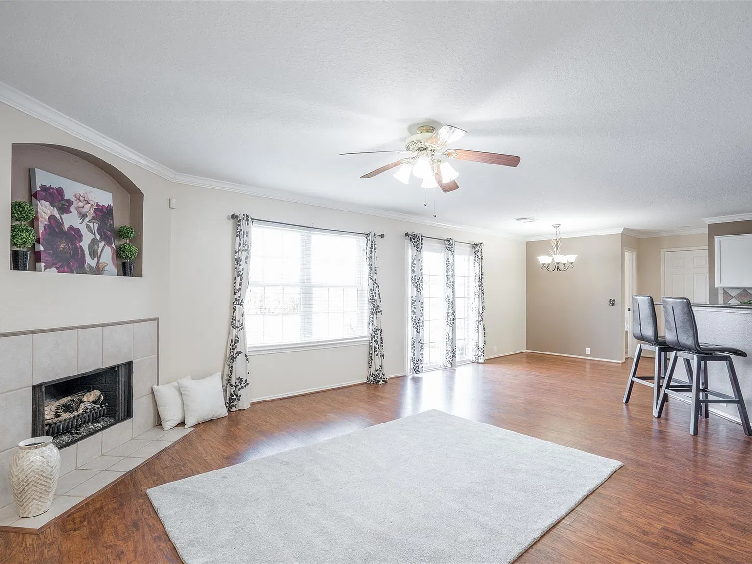 4 bed, 2.5 bath, 2477 sqft, $2,350 — Photo 2