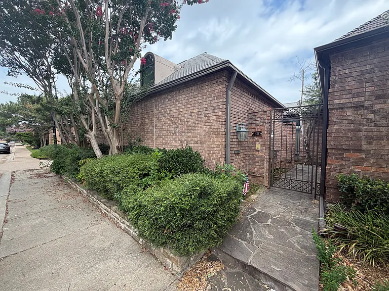 3201 Squireswood Dr — Photo 7