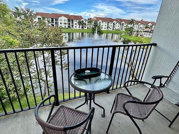 3rd image of 822 Villa Cir