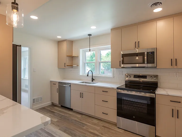 1307 Meadowcreek Ln — Photo 1