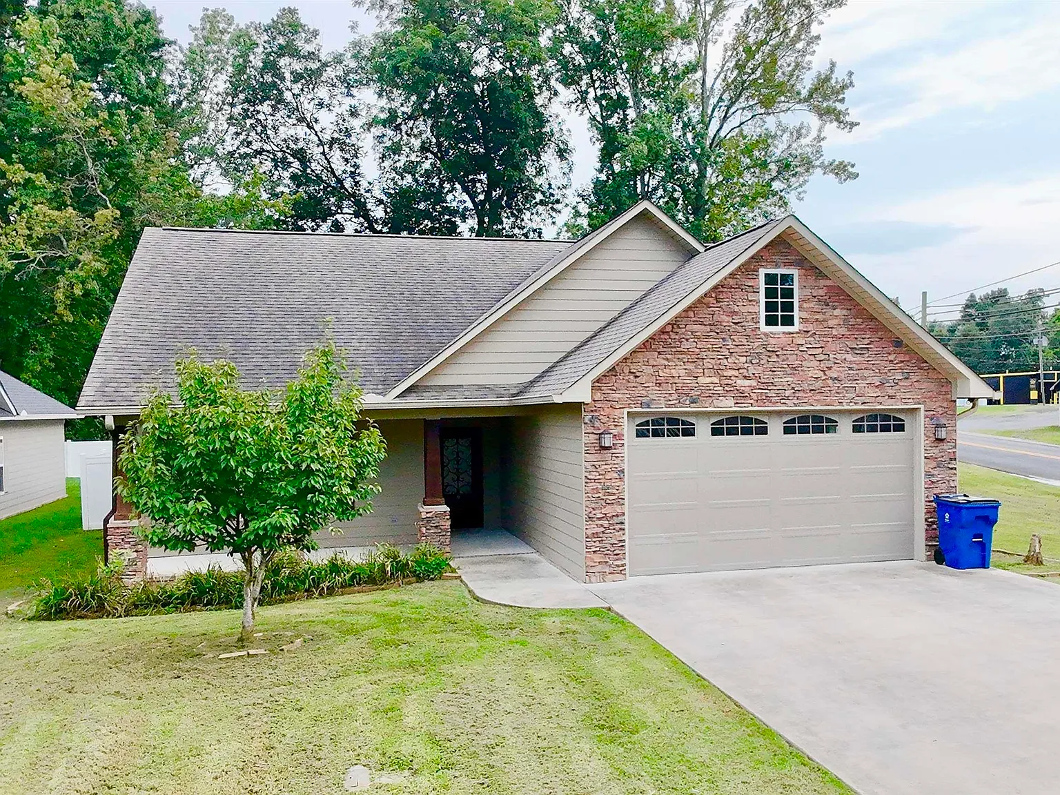 3 bed, 2.0 bath, 1775 sqft, $1,900 — Photo 1