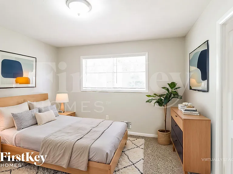 1021 Meadowbrook Ln NW — Photo 8