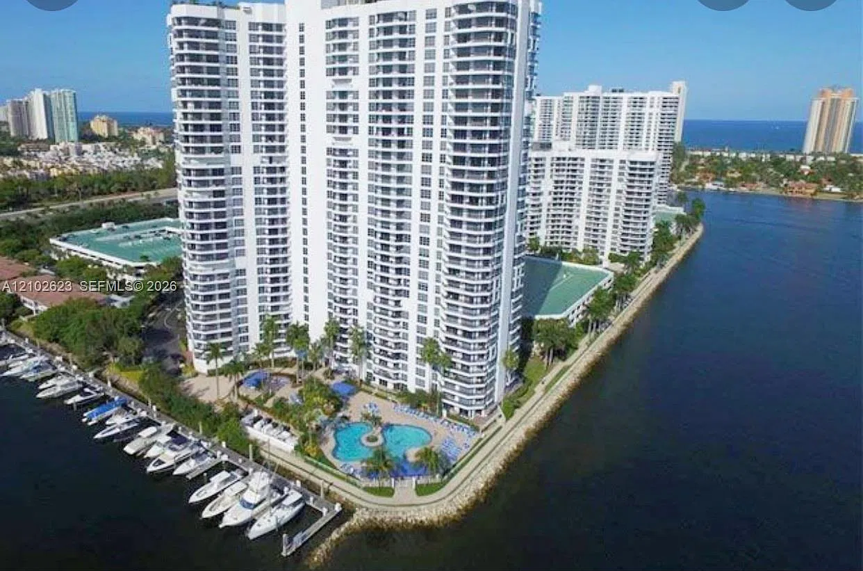 Mystic Pointe Tower 500 C — Photo 3