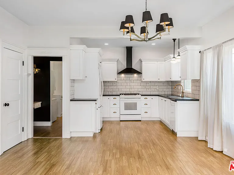 6110 De Longpre Ave #4 — Photo 6