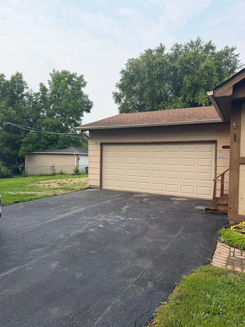 4 Bedroom 2 Bathroom Home in Lindenhurst — Photo 3