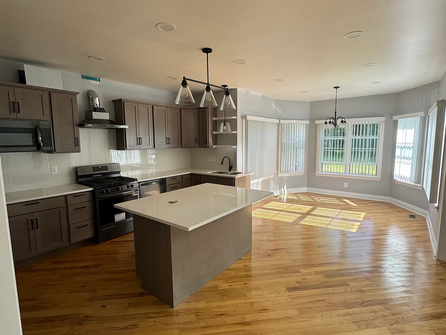4 bed, 3.5 bath, 3200 sqft, $5,000 — Photo 3