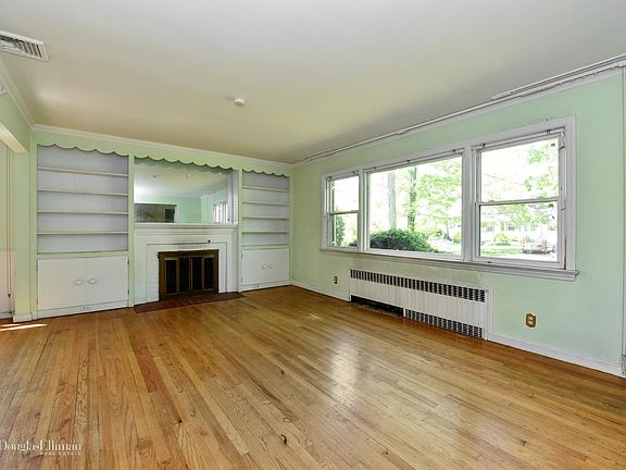 3rd image of 230 N Long Beach Ave