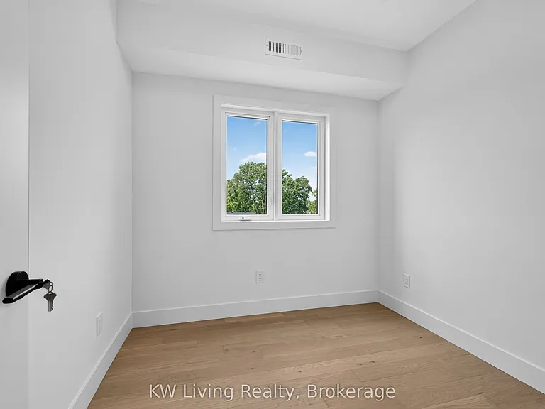 96 Belgravia Ave — Photo 14