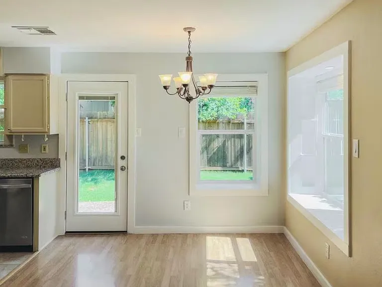 708 Decker Prairie Dr — Photo 2