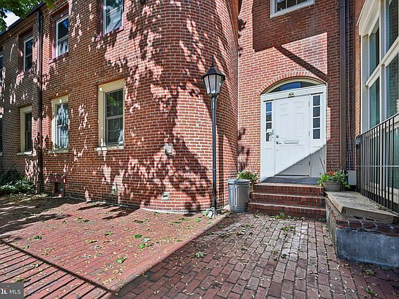 3rd image of 1110 Lombard St APT 8