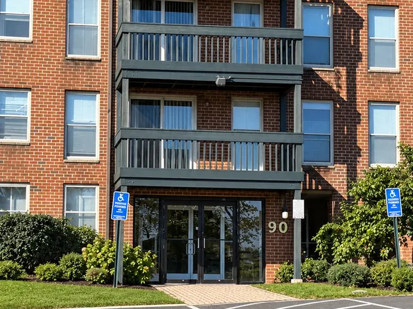 90 Kane St APT B6, West Hartford, CT 06119