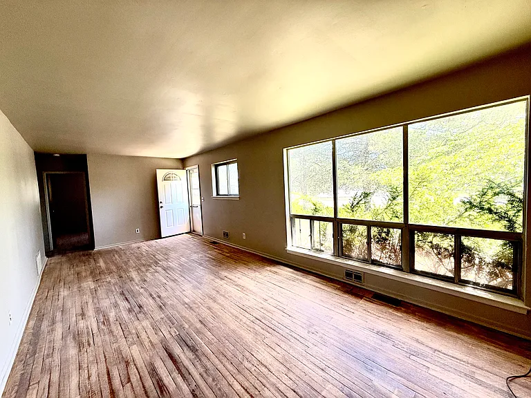 304 Lillian Ln — Photo 11
