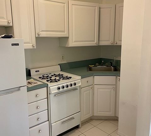 5th image of 236 E 77th St #3A