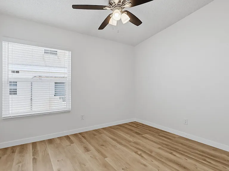 333 W Queen St — Photo 10