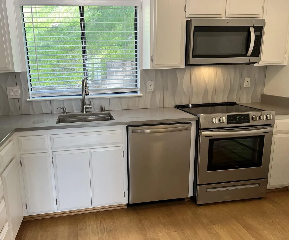 Updated kitchen with new appliances - 24 Corte Real