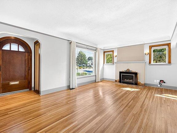 4th image of 3003 W Fairview Ave
