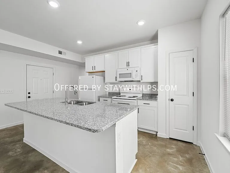 1571 Court Ave #102 — Photo 9
