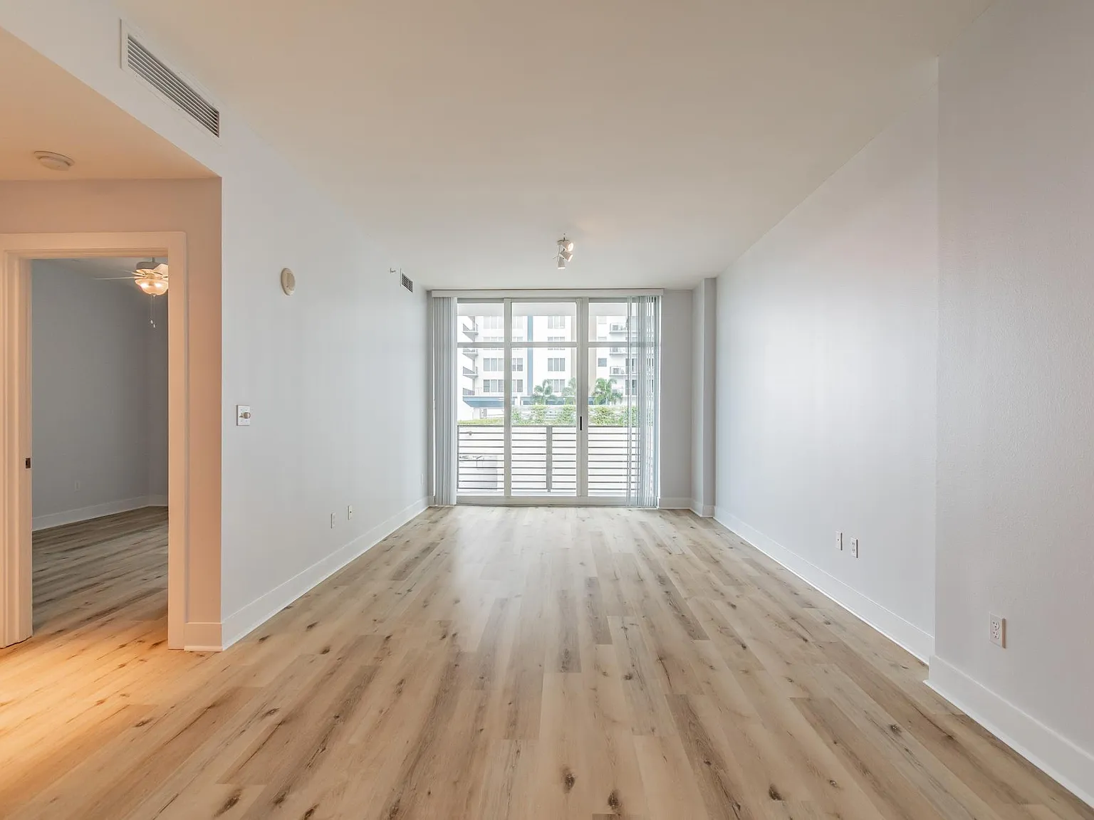 2 bed, 1050 sqft, $3,100 — Photo 3