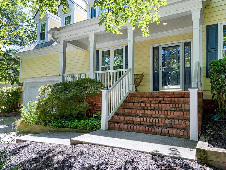 2711 Ashland Dr — Photo 2