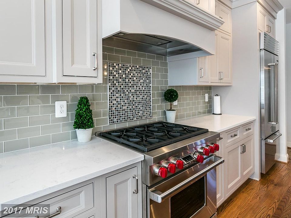 Kitchen w/ Commercial Grade Appliances