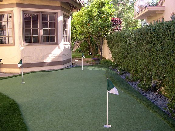 Courtyard w putting green