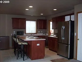 761 SE Logan Ln photo 1