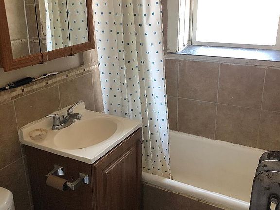 3rd image of 1054 W Thorndale Ave #1V