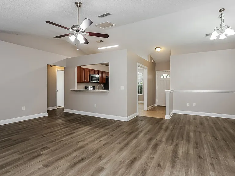 1608 Twin Oak Dr W — Photo 4