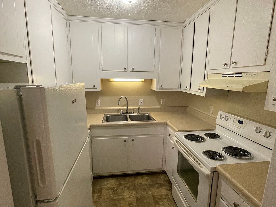 2nd image of 3745 Oakwood Dr APT B