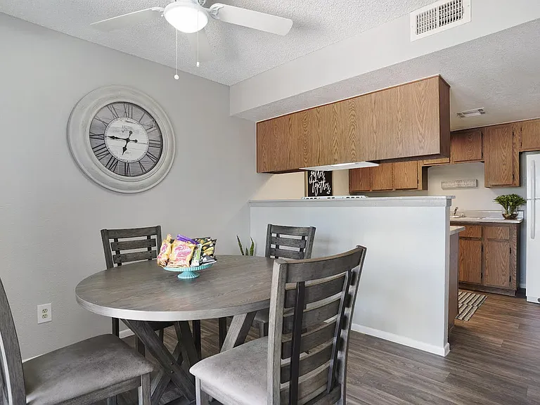 Falcon Glen Apartments — Photo 1
