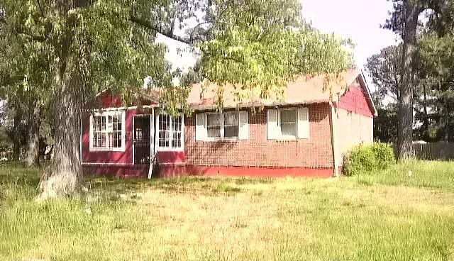 2nd image of 607 Roosevelt Blvd