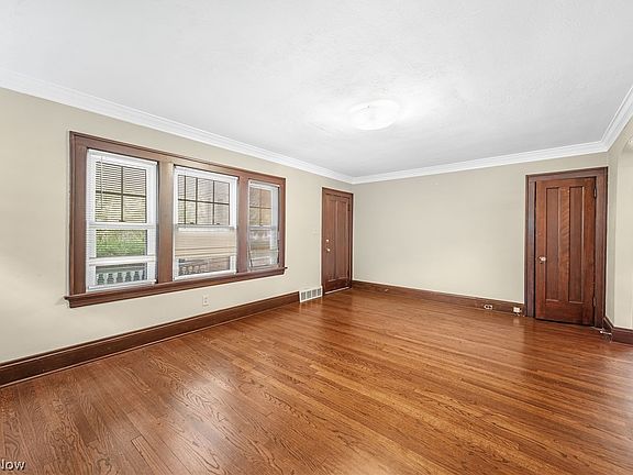 4th image of 1583 Victoria Ave