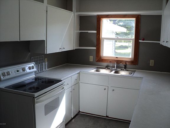4th image of 408 Oak St S