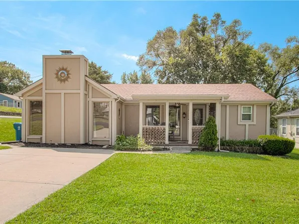 2017 NW 49th St, Northmoor, MO 64151