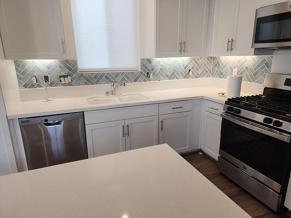 ACTUAL kitchen with new backsplash