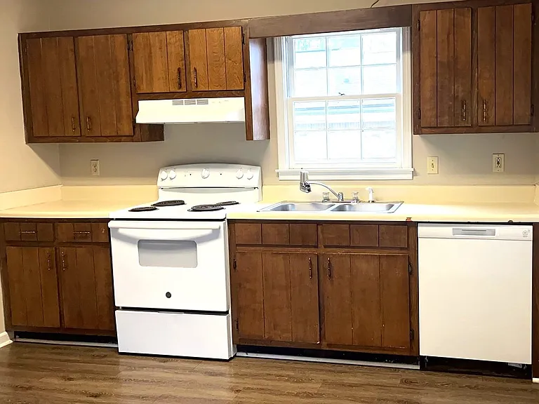 190 Hennon Dr NW — Photo 2