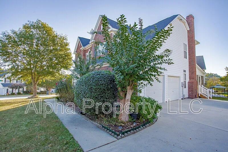 4 bed, 2.5 bath, 2400 sqft, $2,200 — Photo 3