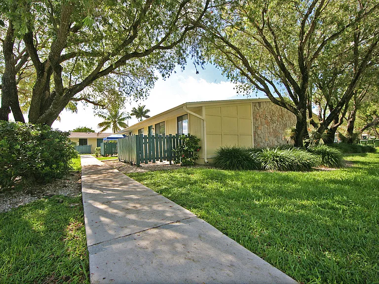 Mango Way Apartments — Photo 16