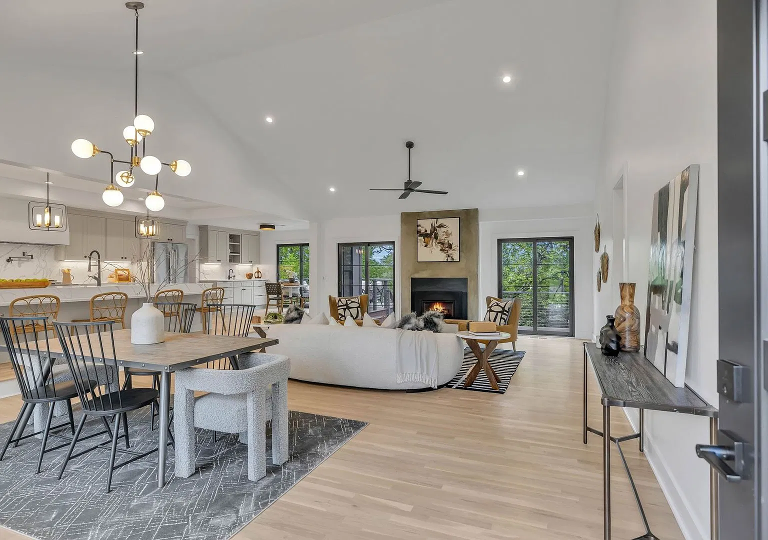 **Totally Renovated Contemporary Home in Williamson County Brentwood** — Photo 3