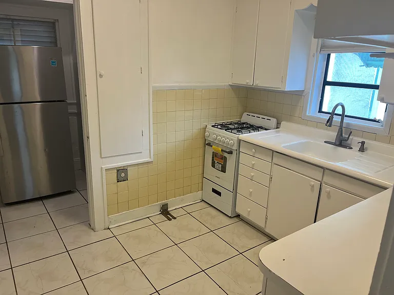 909 N B St — Photo 15