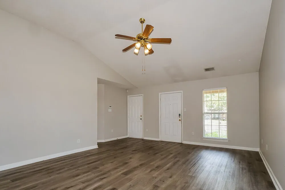 3 bed, 2.0 bath, 1416 sqft, $2,340 — Photo 4