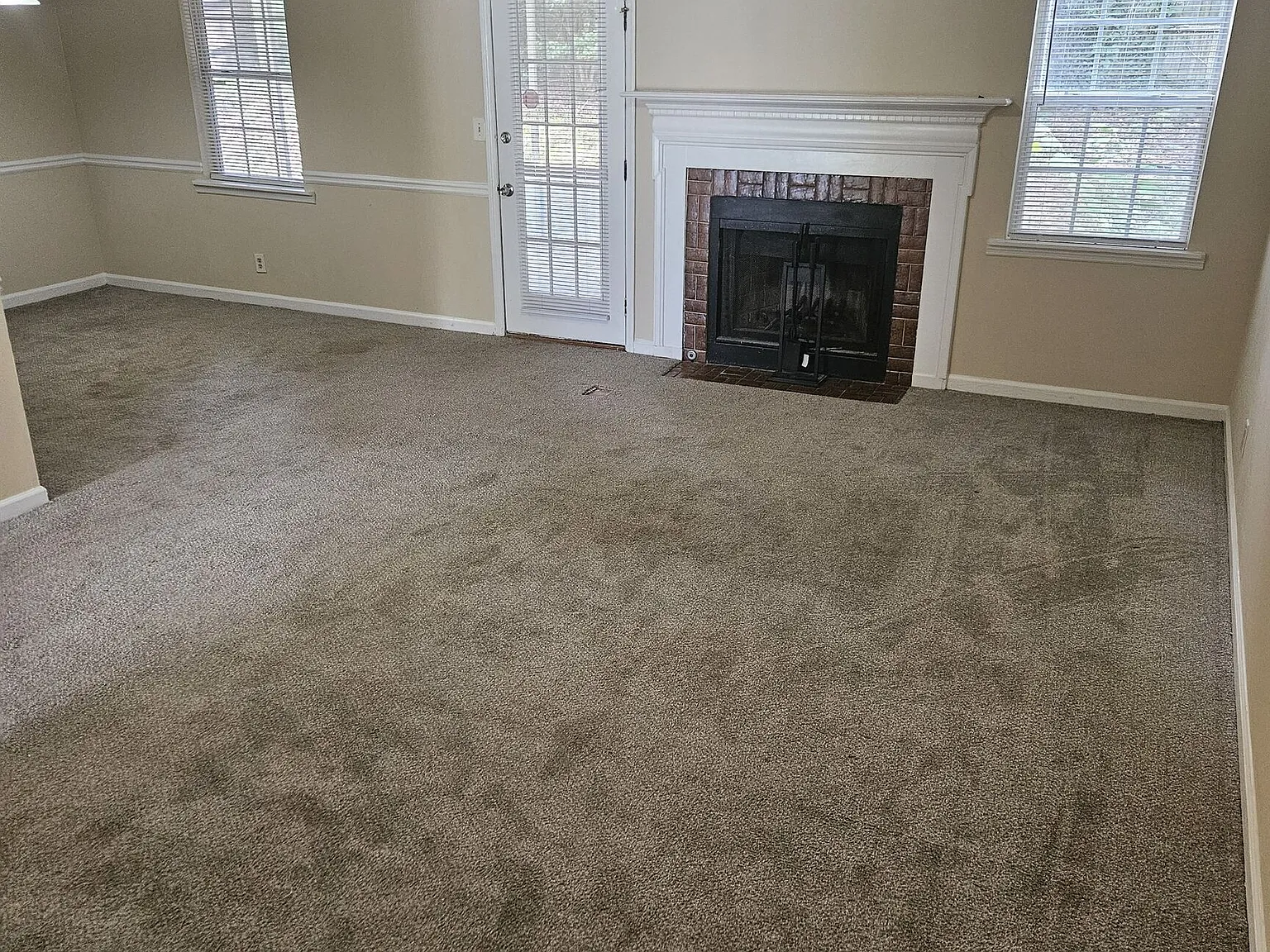 3 bed, 2.5 bath, 1484 sqft, $1,799 — Photo 2